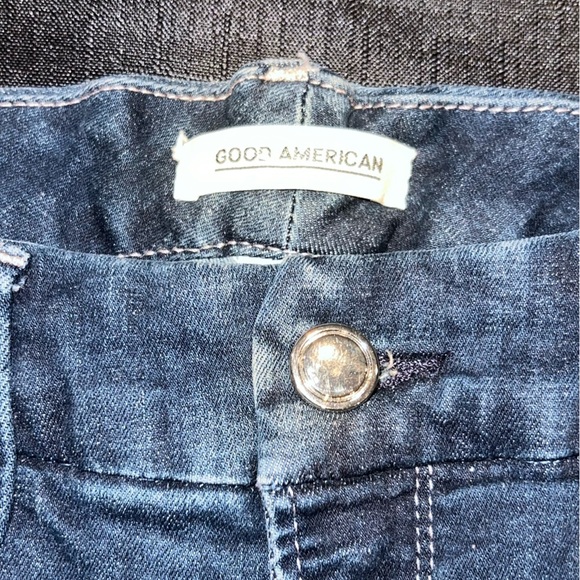 Good American Good Legs Cropped Jeans in a 10/30 - Picture 4 of 9